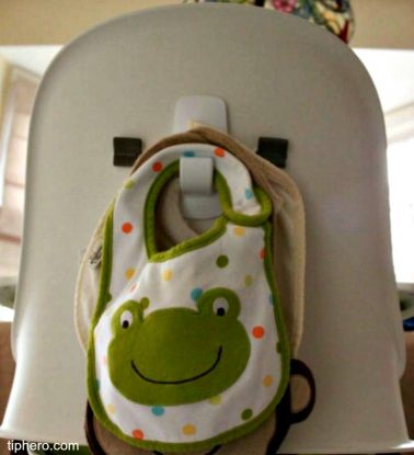 Comman hooks to organize child's bibs